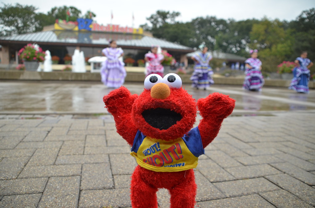 Elmo at Traditional Mexican Folk Dance