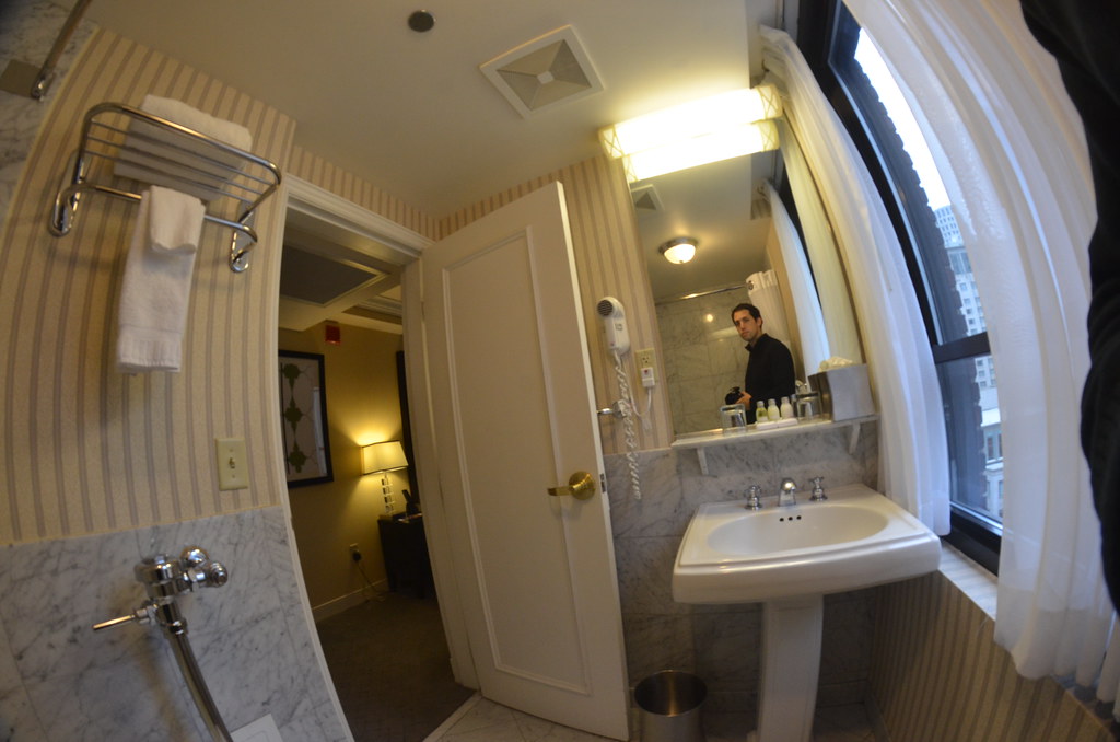 Allerton Hotel King Superior Suite Bathroom